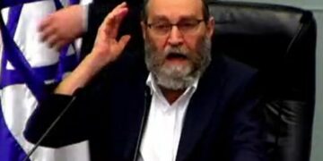 צפו בגפני: אני שק החבטות, אזהר יותר בלשוני