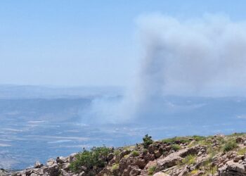 כך נראית קריית שמונה המופגזת מהחרמון