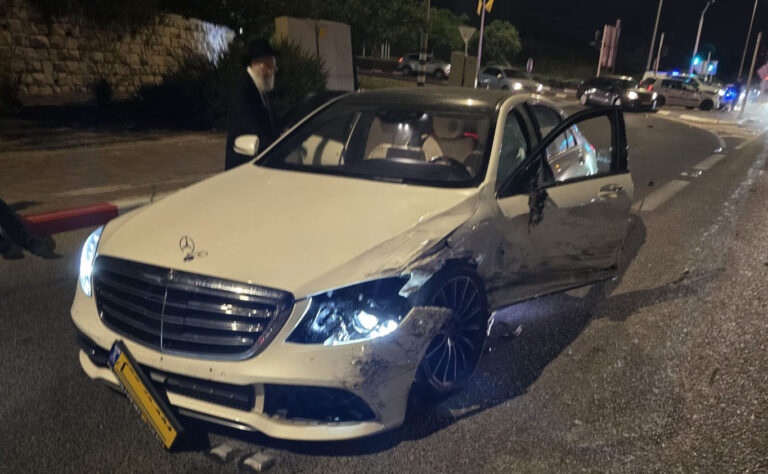 בחזרה מאלעד רכבו של הגר"א אלבז היה מעורב בתאונה
