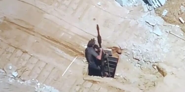 צפו: מחבל יוצא ממנהרה עם טיל ומחוסל