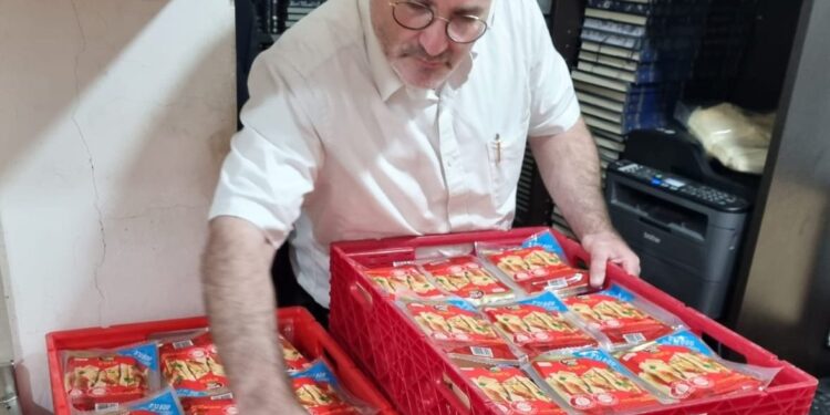 קריית אתא: חלוקת מוצרי חלב לתושבים בעשרות אלפי שקלים