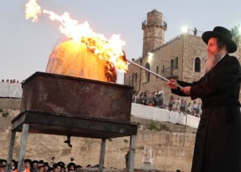 האדמו”ר מאונגוואר בהדלקה בציון שמואל הנביא -גלריה