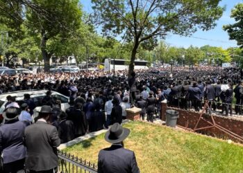 אלפי חסידי חב”ד בהלווית הרב קוטלרסקי זצ”ל