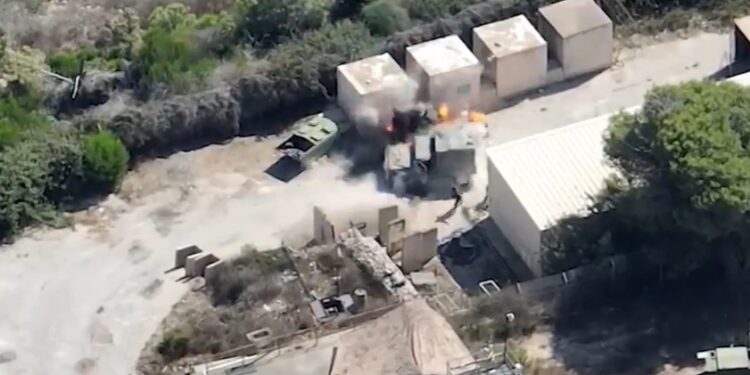 צפו: באין מפריע חיזבאללה מעל מוצב מפוצץ רחפן נפץ