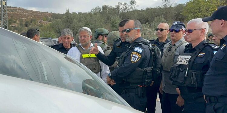 בן גביר בזירת הפיגוע: במדינה מתוקנת יורים כדור בראש המחבלים