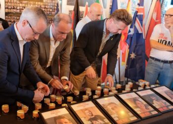 שגרירים ודיפלומטים הדליקו נרות נשמה לזכר החטופים שנרצחו