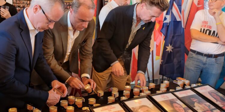 שגרירים ודיפלומטים הדליקו נרות נשמה לזכר החטופים שנרצחו