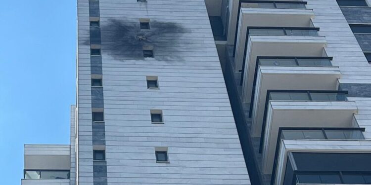 אזעקות בנהריה: פגיעה ישירה בבניין רב קומות