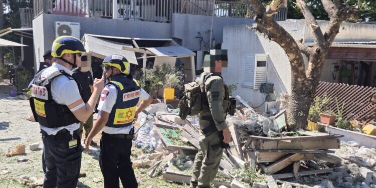 שני פצועים בהם קשה מפגיעת רסיסי רקטה בגליל המערבי