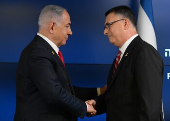 גדעון סער התייצב לצד נתניהו והודיע: חובר לקואליציה