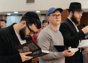 “סליחות נאכט אין מוסקבה”: הצלם לוי נאזרוב מגיש גלריה מעוררת