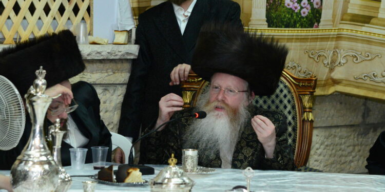 השוטרים עצרו את השמחה והאדמו”ר אמר: “עדיף לגור באירופה”