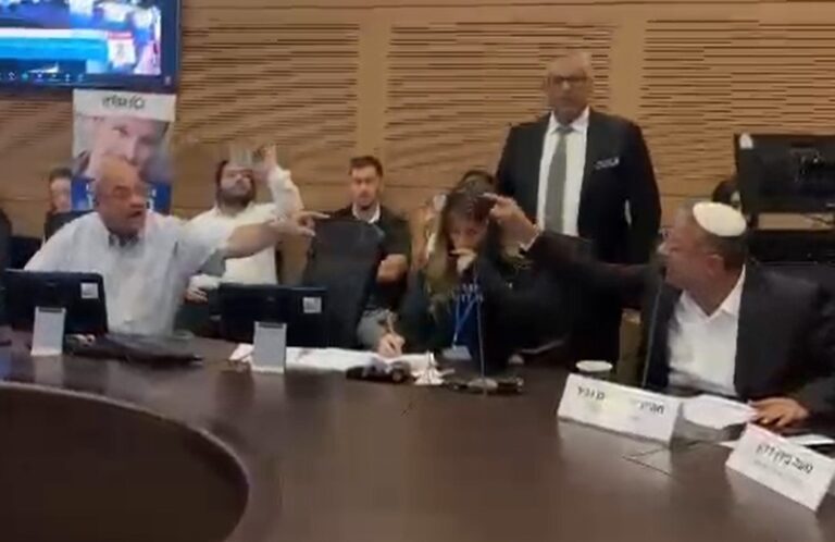 צפו: מהומה בין בן גביר וטיבי בדיון על גירוש משפחות מחבלים