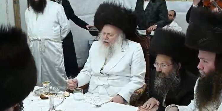 צפו: עריכת השוה”ט בחצר חסידות קאמארנא ליל הושענא רבה