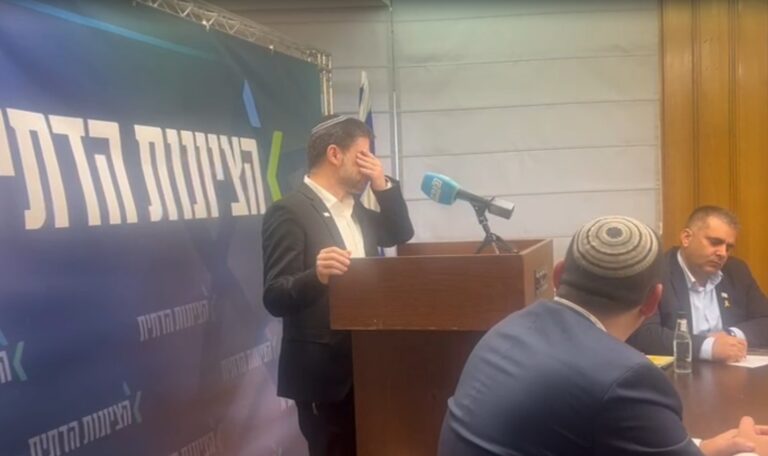 צפו: כשסמוטריץ התייפח במהלך ישיבת הסיעה