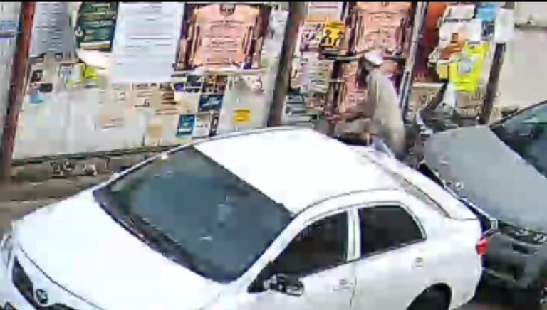 צפו: בלי בושה תולשים מודעות לעצרת לזכר הנופלים