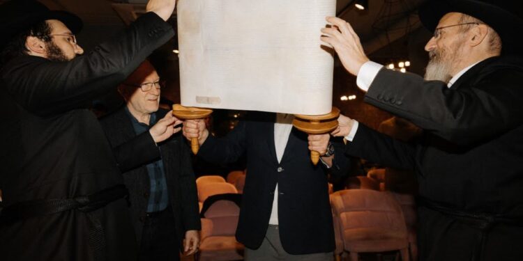 חמישה ספרי תורה חדשים הוכנסו לבתי כנסת ברוסיה