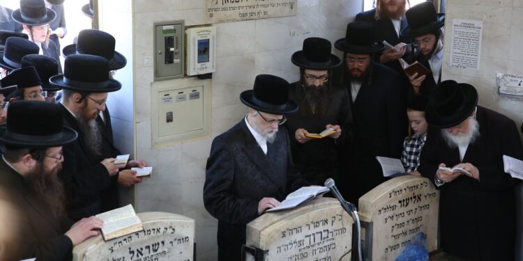 האדמו”ר מסערט ויז’ניץ עלה לציון סבו בעל ה’מקור ברוך’