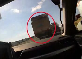 צפו: נהג המשאית העיף רכבים לצד הדרך ולבסוף נעצר