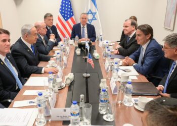 ראש הממשלה נפגש עם שליחי ביידן למזה”ת