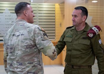 מפקד פיקוד מרכז בצבא ארה”ב נחת בישראל