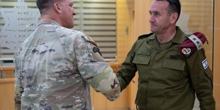 מפקד פיקוד מרכז בצבא ארה”ב נחת בישראל