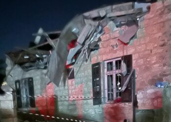 צפו: ההרס מפגיעת הרקטה בבית הכנסת בחיפה