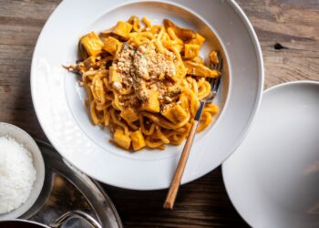 אטריות אודון מוקפצות עם קארי ובוטנים – בסגנון תאילנדי