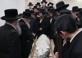 המונים בהלוויית הילד שנרצח בפיגוע אמש בסמוך לביתר