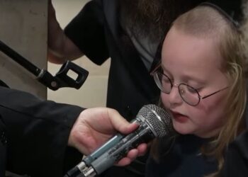 המונים בהלוויית הילד שנרצח בפיגוע אמש בסמוך לביתר