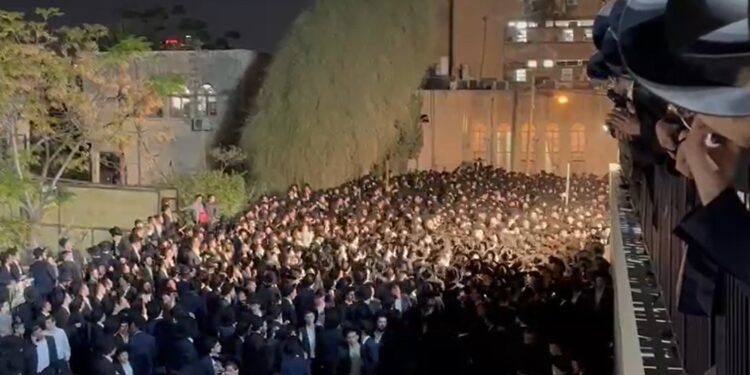 מסע הלוויית הגר”א דויטש זצ”ל יצא מפונביז’ לחלקת פונביז’