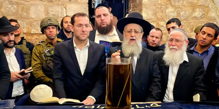 הרשל”צ הגר”ד יוסף נכנס הלילה לקבר יוסף בשכם