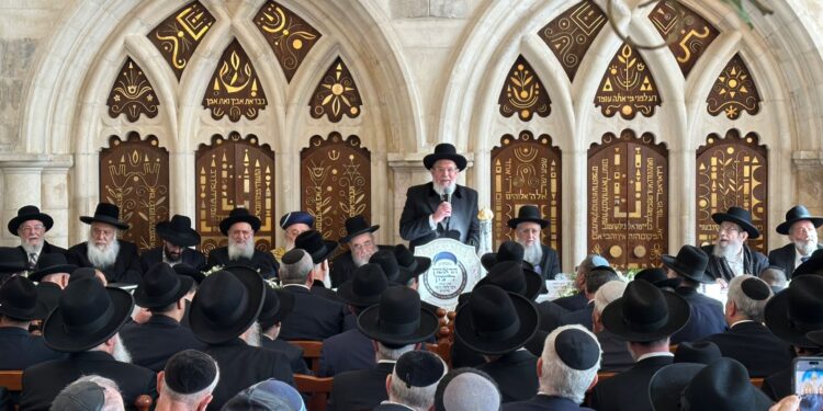 בשעה זו טקס הכתרת הראש”ל הגר”ד יוסף שליט”א