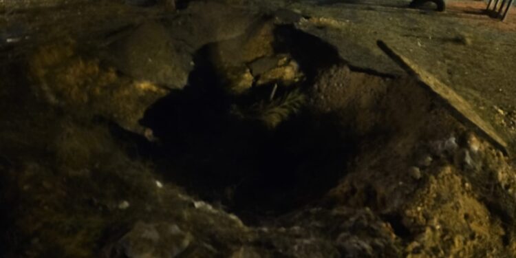 טיל של החות’ים חדר את ההגנה ונפל ביפו; 16 נפצעו קל