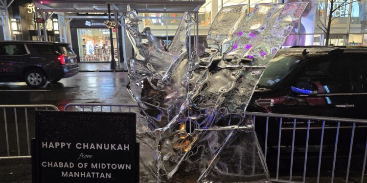 למרות הקור של מנהטן – חנוכיית הקרח נמסה