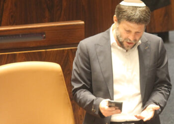 סמוטריץ מתפטר מתפקידו כדי לדחוק את קרויזר מחוץ לכנסת