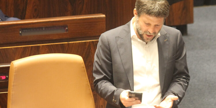 סמוטריץ מתפטר מתפקידו כדי לדחוק את קרויזר מחוץ לכנסת