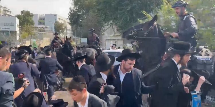 הפגנה מול הבקו”ם: המשטרה מפזרת ומרחיקה מפגינים