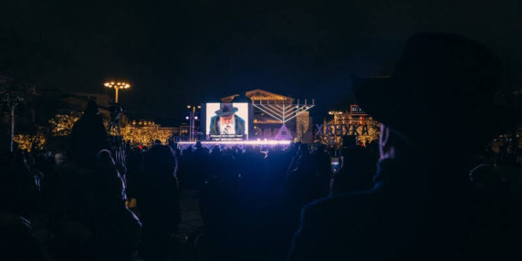 מעמד פרסומי ניסא במרכז מוסקבה על ידי רבה הראשי של רוסיה