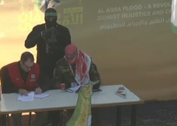 חמאס מבקש להציג את שחרור החטופים לצד ההריסות