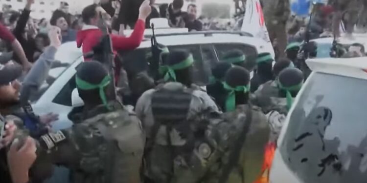 3 החטופות הועברו מידי הצלב האדום לידי חיילי צה”ל