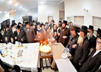 מעמד הדלקת נרות חנוכה ושריפת הפתילות בחצר הקודש ראדושיץ