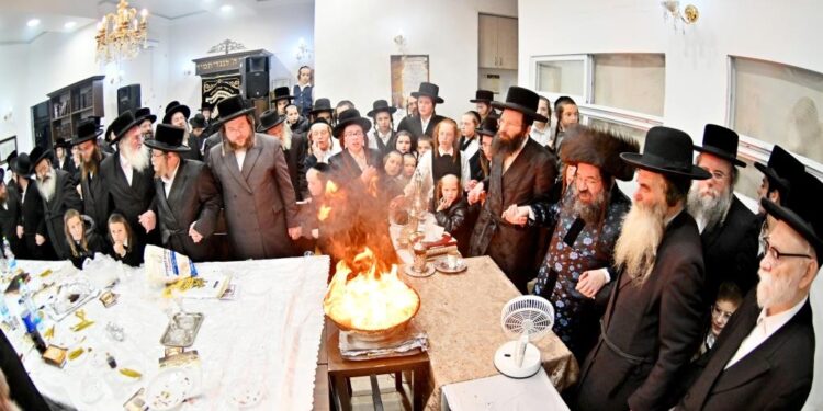 מעמד הדלקת נרות חנוכה ושריפת הפתילות בחצר הקודש ראדושיץ