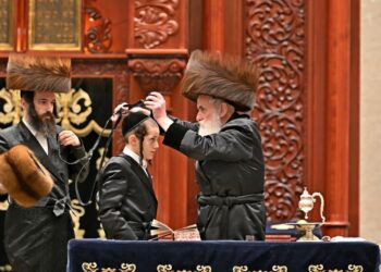 מעמד הנחת תפילין ולחיים לנכד כ”ק מרן האדמו”ר מויזניץ