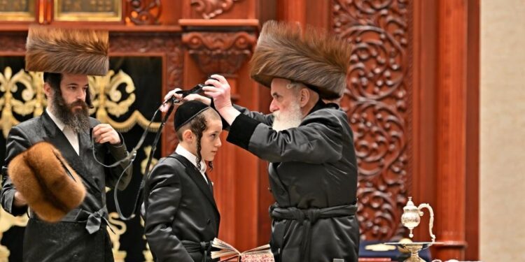 מעמד הנחת תפילין ולחיים לנכד כ”ק מרן האדמו”ר מויזניץ