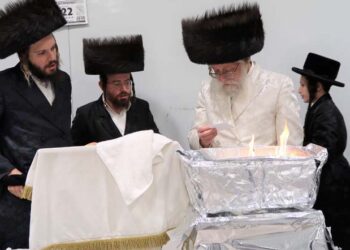 מעמד שריפת פתילות ע”י האדמו”ר משאץ דרהאביטש