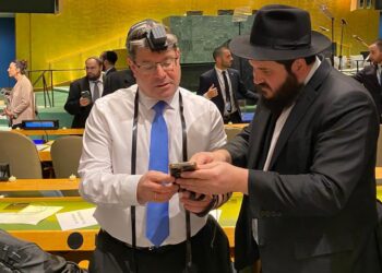 וראו כל עמי הארץ: הקונסול הניח תפילין במליאת האו”ם
