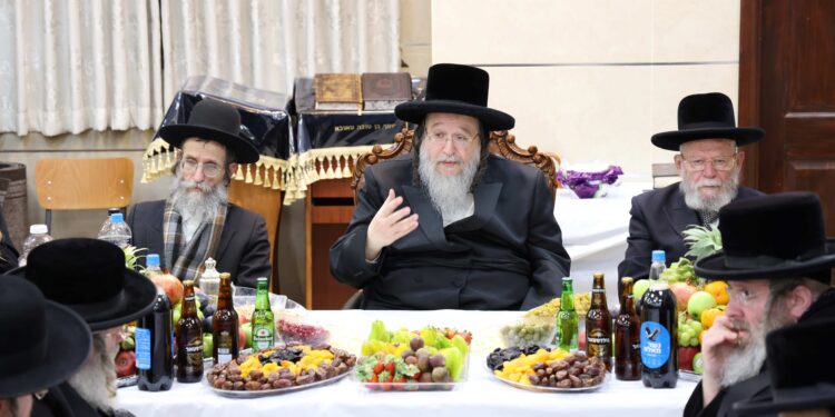 טיש ט”ו בשבט אצל האדמו”ר מסאווראן שליט”א