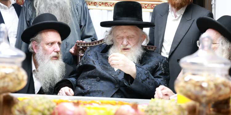 מרן הגר”מ שטרנבוך בטיש ט”ו בשבט במעונו