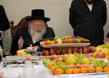 טיש טו’ בשבט אצל כ”ק אדמו”ר מקאמרנא שליט”א